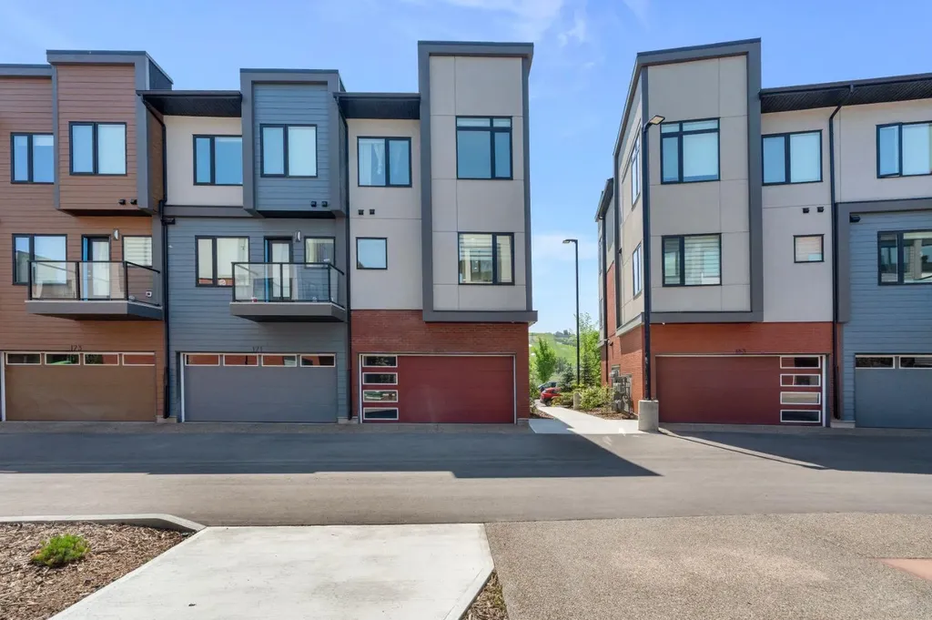 171 Greenbriar Place NW Calgary AB T3B 6J3