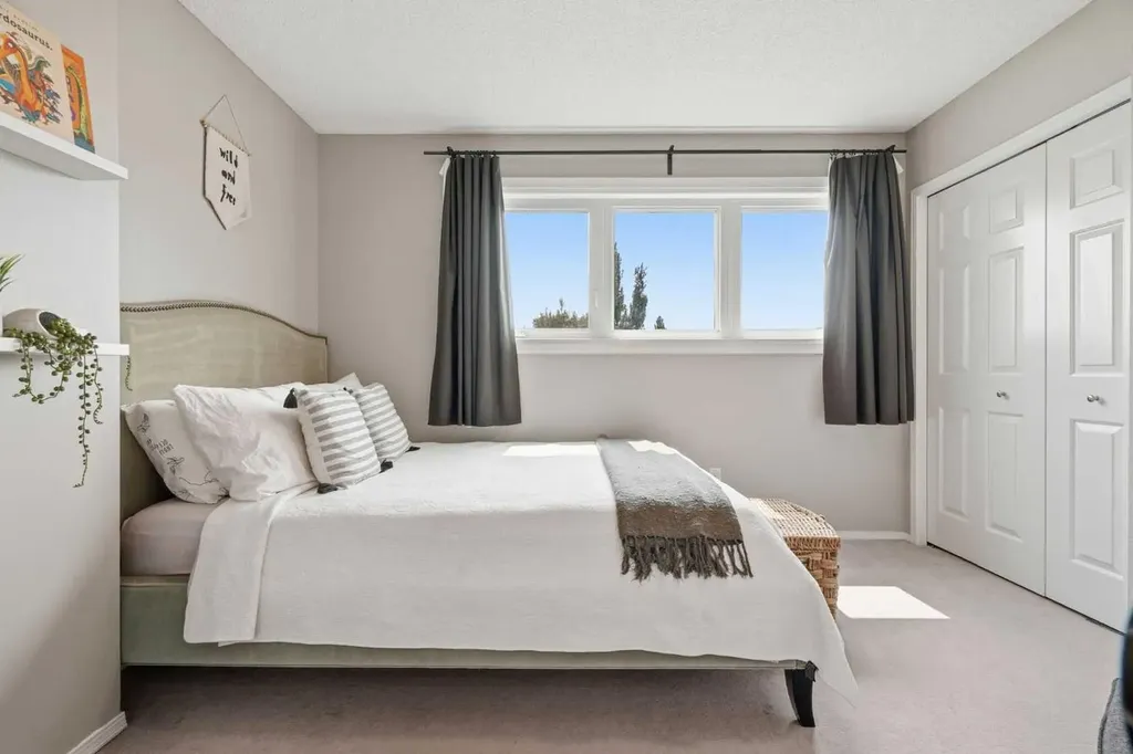 321 Douglas Ridge Circle SE Calgary AB T2Z 3H5