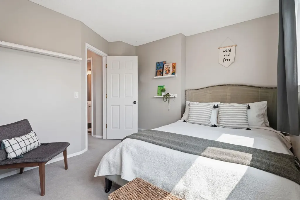 321 Douglas Ridge Circle SE Calgary AB T2Z 3H5