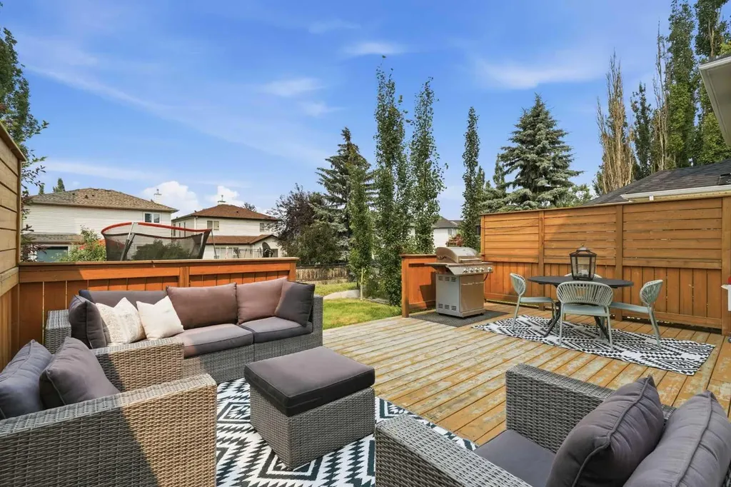 321 Douglas Ridge Circle SE Calgary AB T2Z 3H5