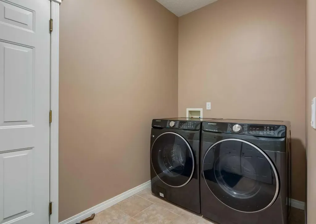 115 Scimitar Heath NW Calgary AB T3L 2E1