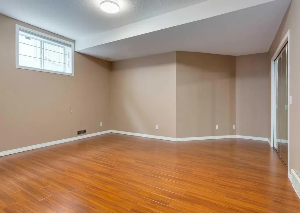 115 Scimitar Heath NW Calgary AB T3L 2E1