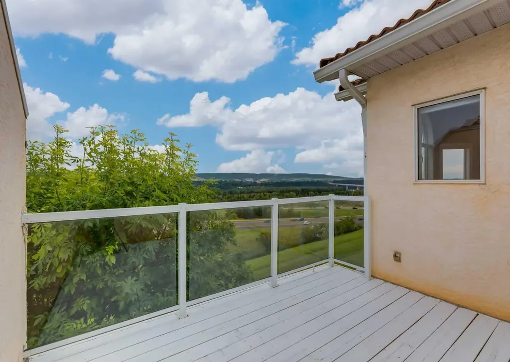115 Scimitar Heath NW Calgary AB T3L 2E1