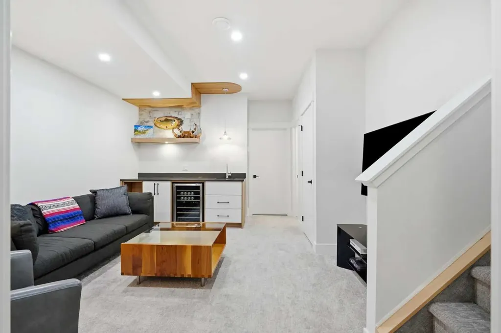 3250 18 Street SW Calgary AB T2T 6S5