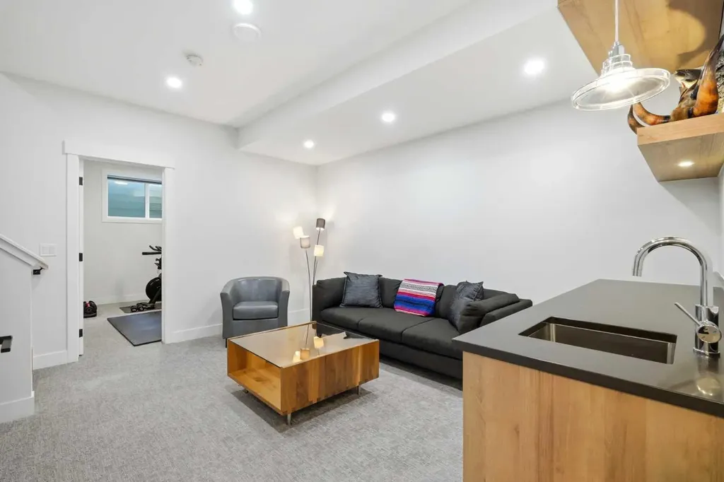 3250 18 Street SW Calgary AB T2T 6S5