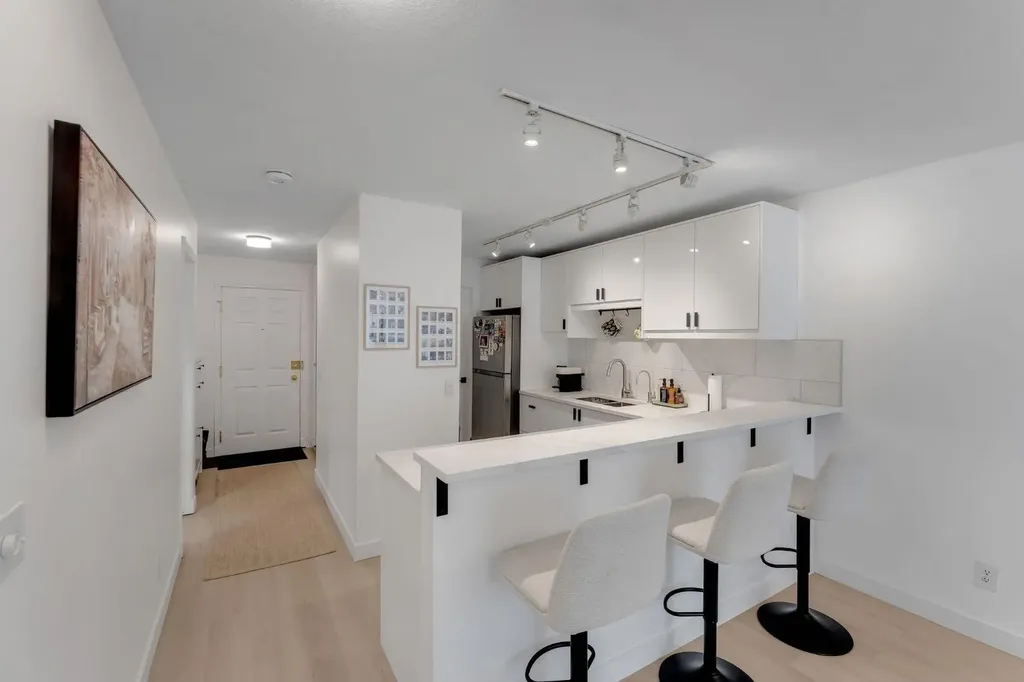 705 56 Avenue SW Calgary AB T2V 0G9