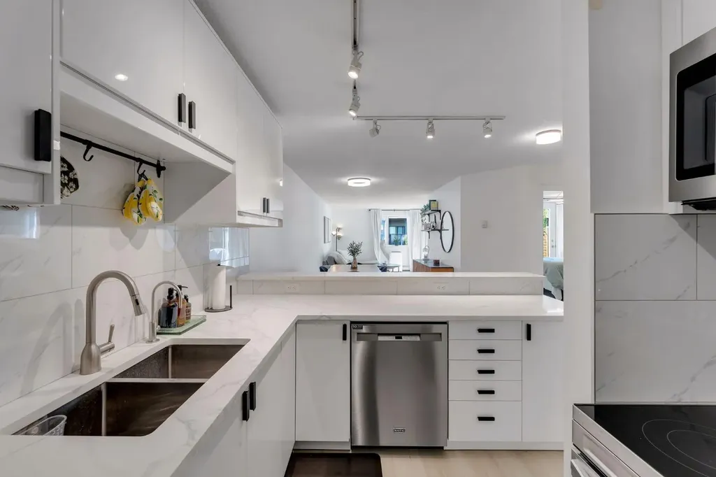 705 56 Avenue SW Calgary AB T2V 0G9