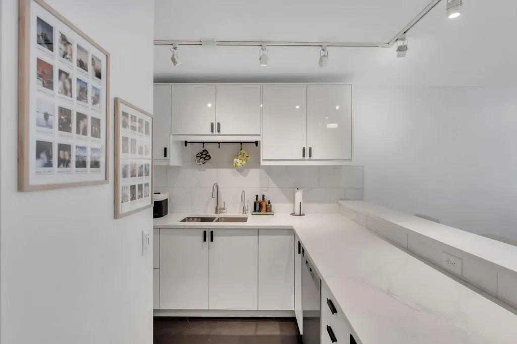 705 56 Avenue SW Calgary AB T2V 0G9