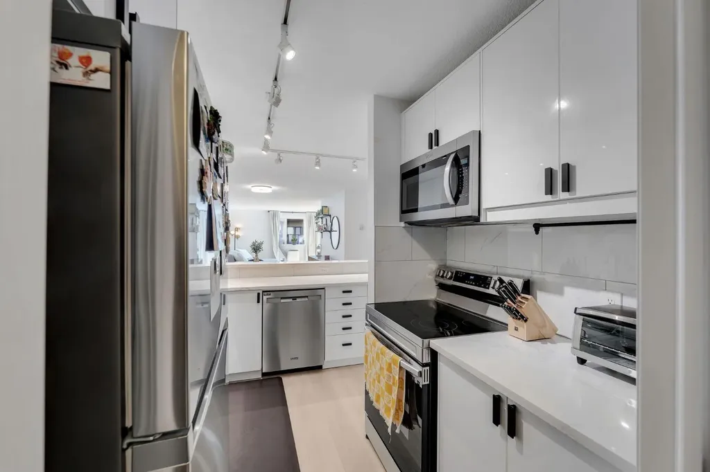 705 56 Avenue SW Calgary AB T2V 0G9