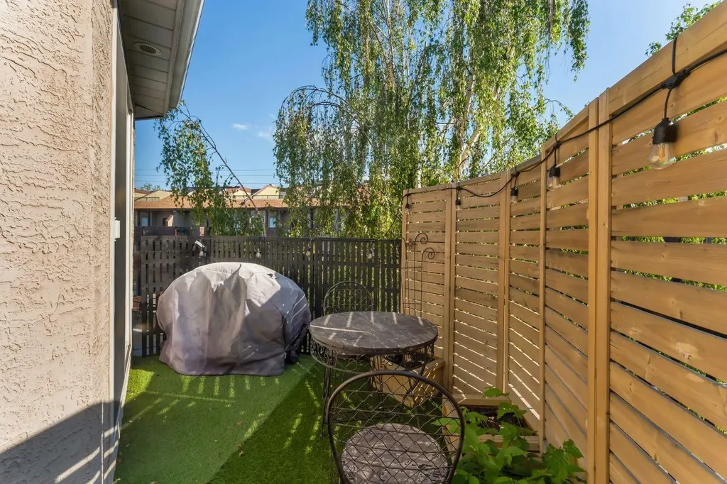 705 56 Avenue SW Calgary AB T2V 0G9