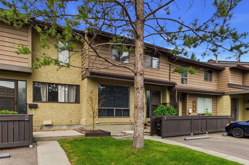 2300 Oakmoor Drive SW Calgary AB T2V 4N7