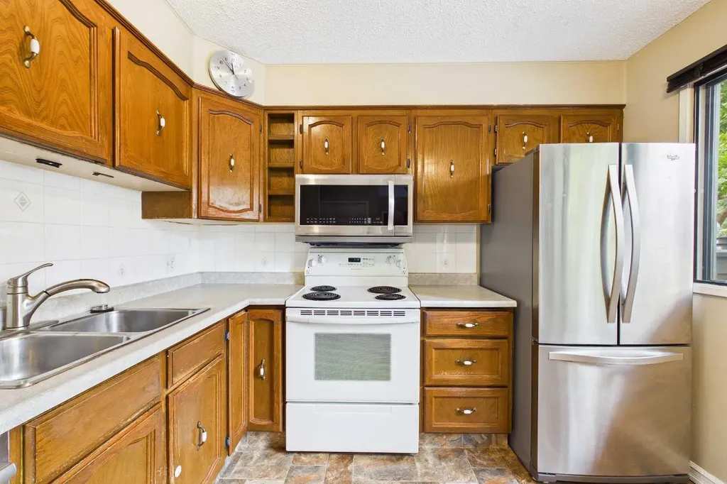 2300 Oakmoor Drive SW Calgary AB T2V 4N7