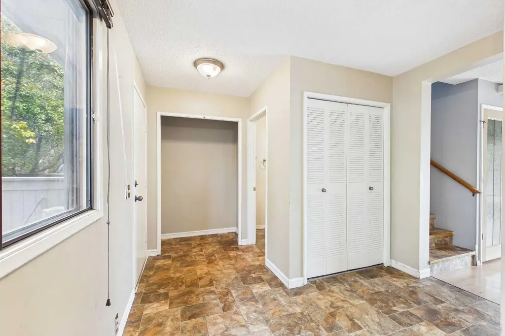 2300 Oakmoor Drive SW Calgary AB T2V 4N7