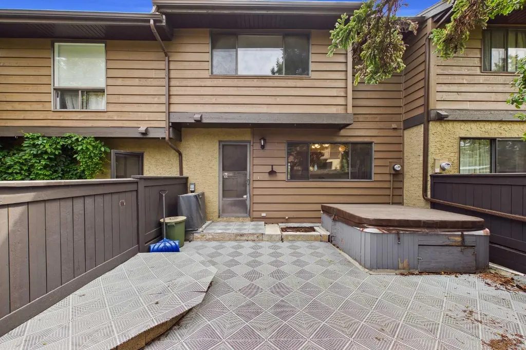 2300 Oakmoor Drive SW Calgary AB T2V 4N7