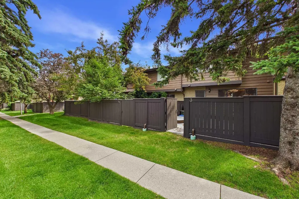 2300 Oakmoor Drive SW Calgary AB T2V 4N7