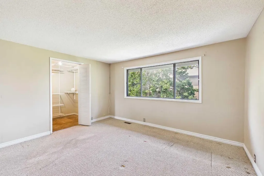 2300 Oakmoor Drive SW Calgary AB T2V 4N7