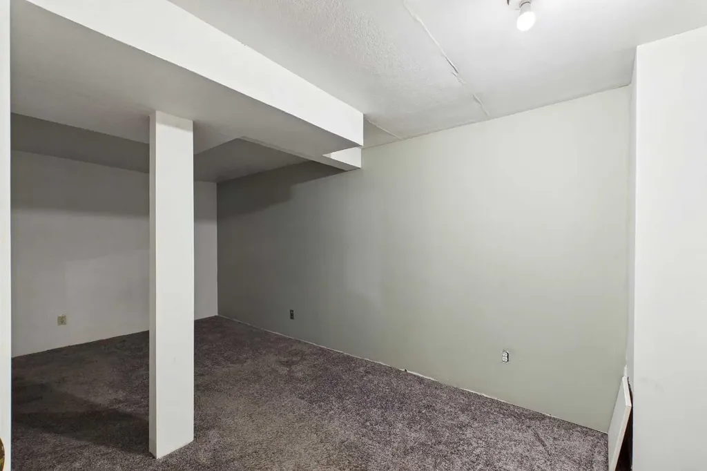 2300 Oakmoor Drive SW Calgary AB T2V 4N7