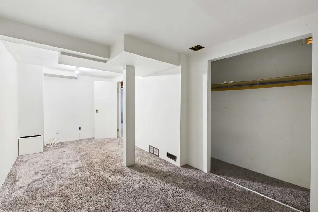 2300 Oakmoor Drive SW Calgary AB T2V 4N7