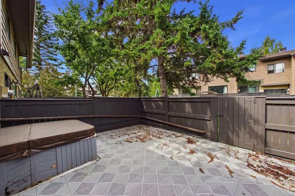 2300 Oakmoor Drive SW Calgary AB T2V 4N7