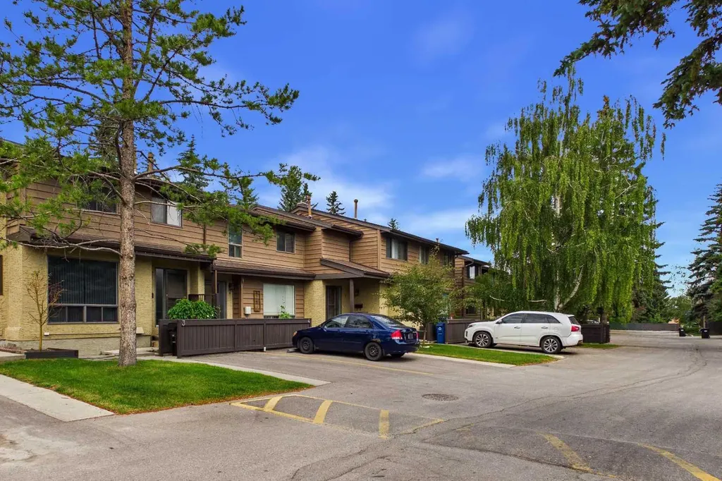 2300 Oakmoor Drive SW Calgary AB T2V 4N7