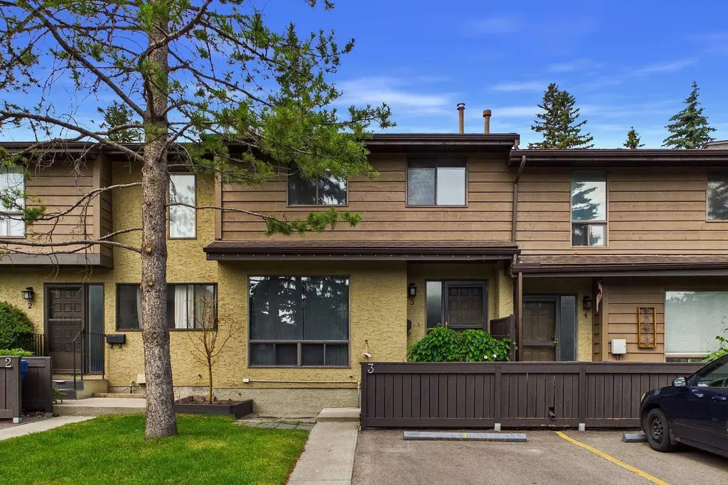 2300 Oakmoor Drive SW Calgary AB T2V 4N7