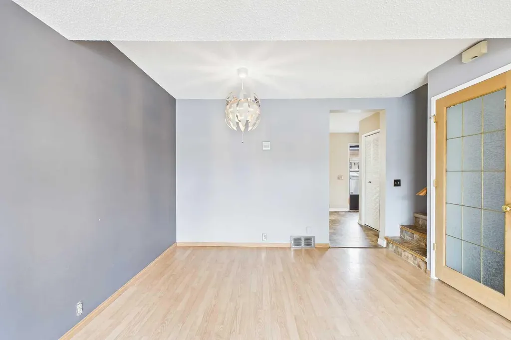 2300 Oakmoor Drive SW Calgary AB T2V 4N7