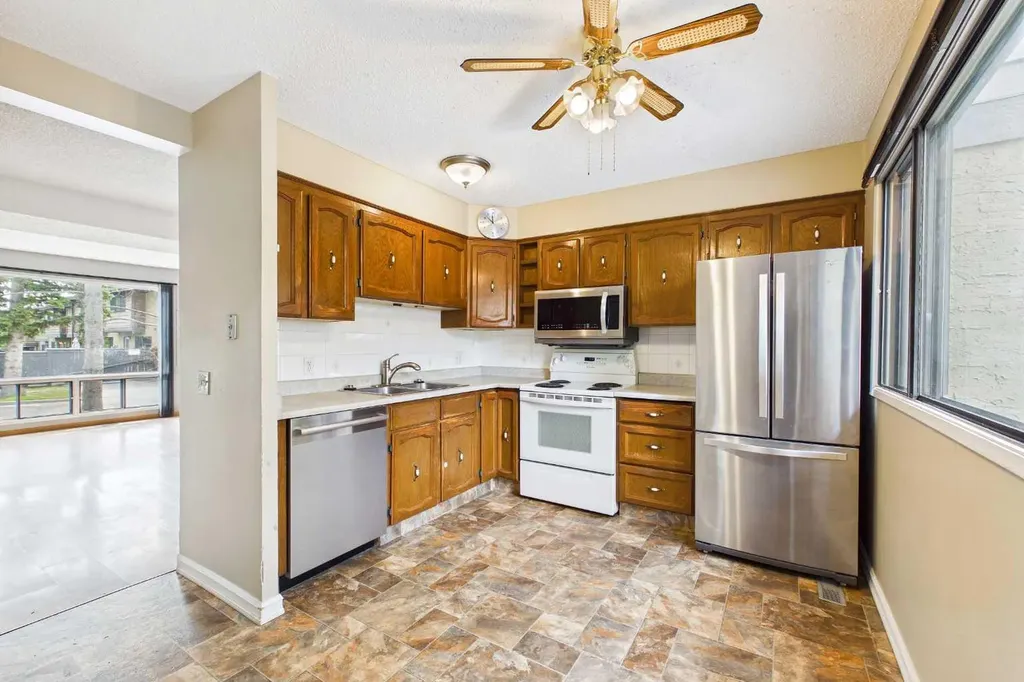 2300 Oakmoor Drive SW Calgary AB T2V 4N7