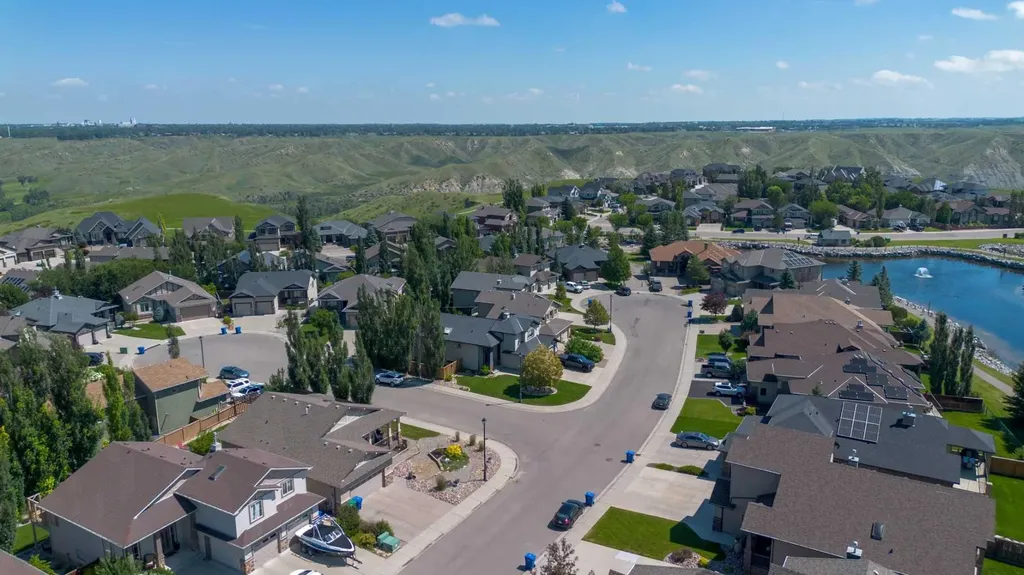 515 Canyon Cove W Lethbridge AB T1K 7V4