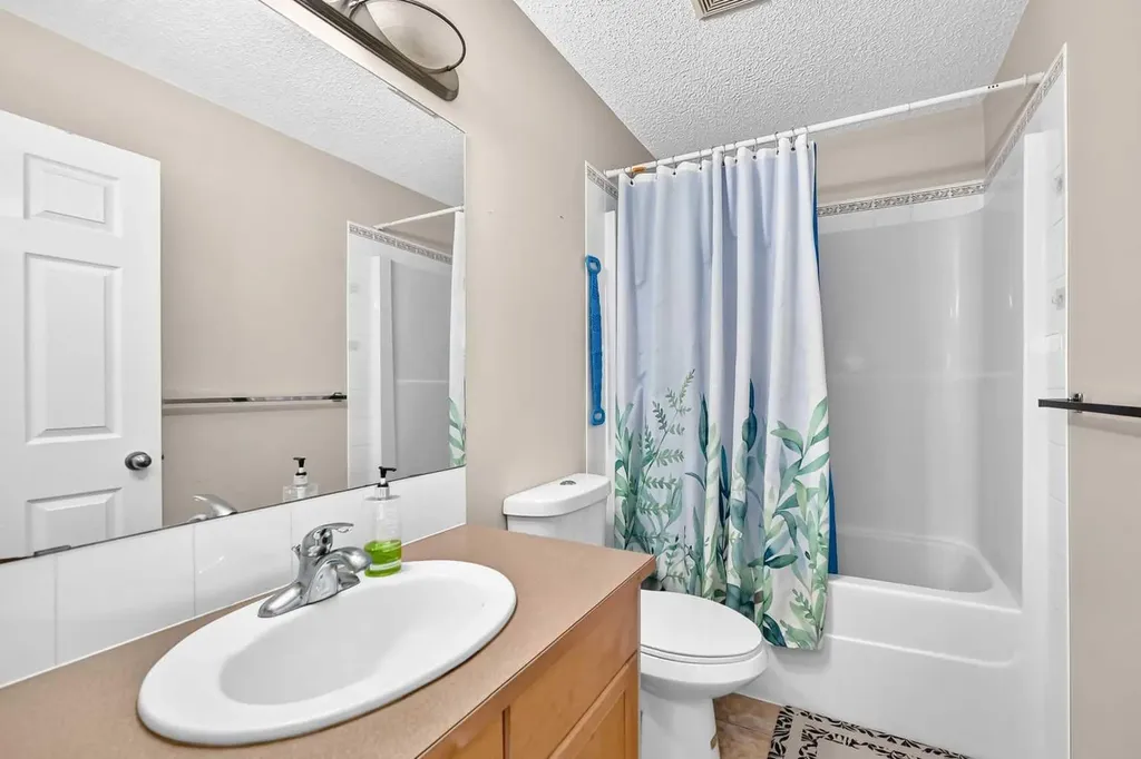 53 Everhollow Park SW Calgary AB T2Y4R3