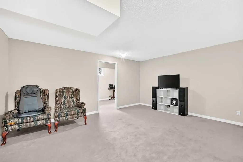 53 Everhollow Park SW Calgary AB T2Y4R3