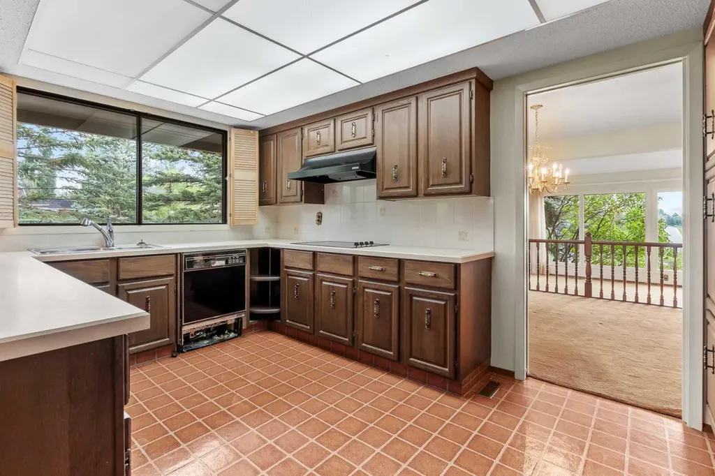 1901 Varsity Estates Drive NW Calgary AB T3B 4T7