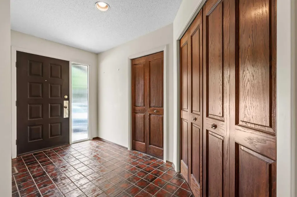 1901 Varsity Estates Drive NW Calgary AB T3B 4T7