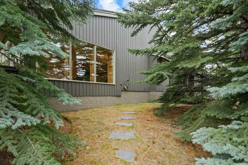 1901 Varsity Estates Drive NW Calgary AB T3B 4T7
