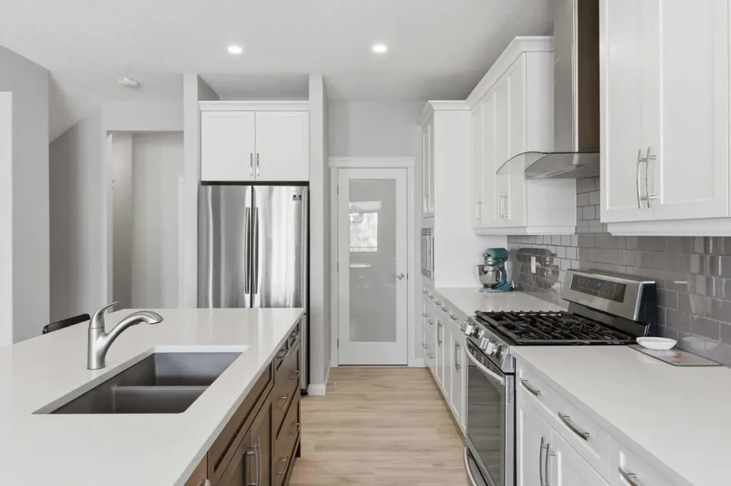 283 Nolanhurst Crescent NW Calgary AB T3R 0Z6