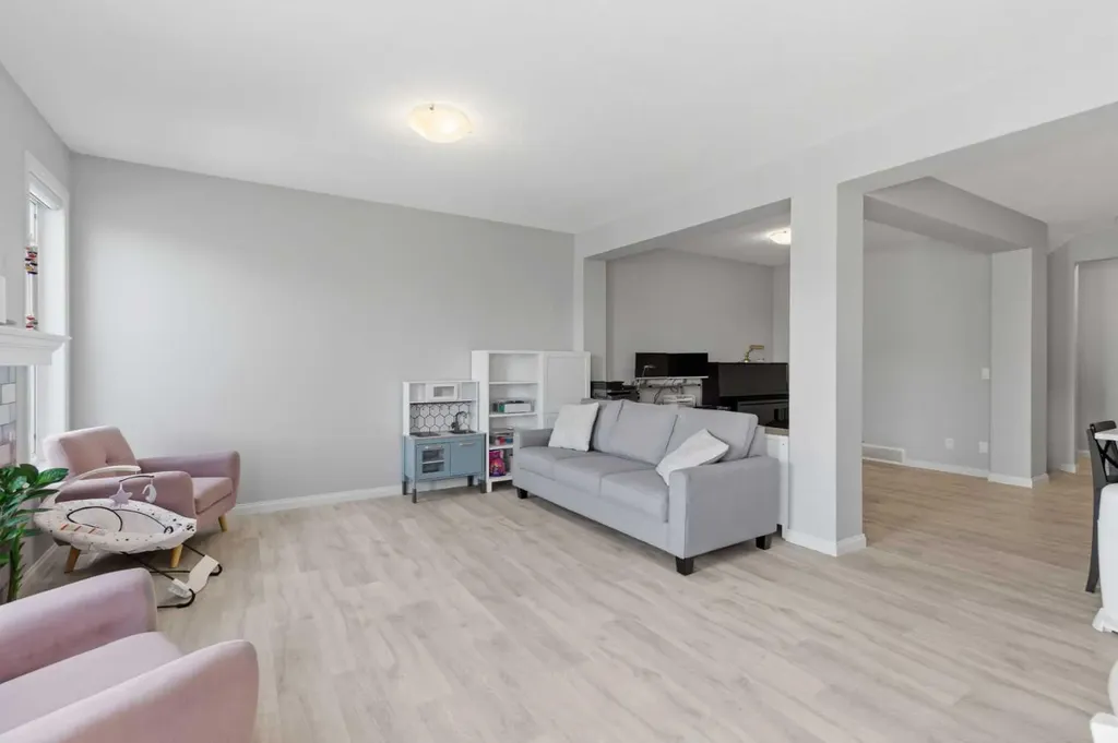 283 Nolanhurst Crescent NW Calgary AB T3R 0Z6