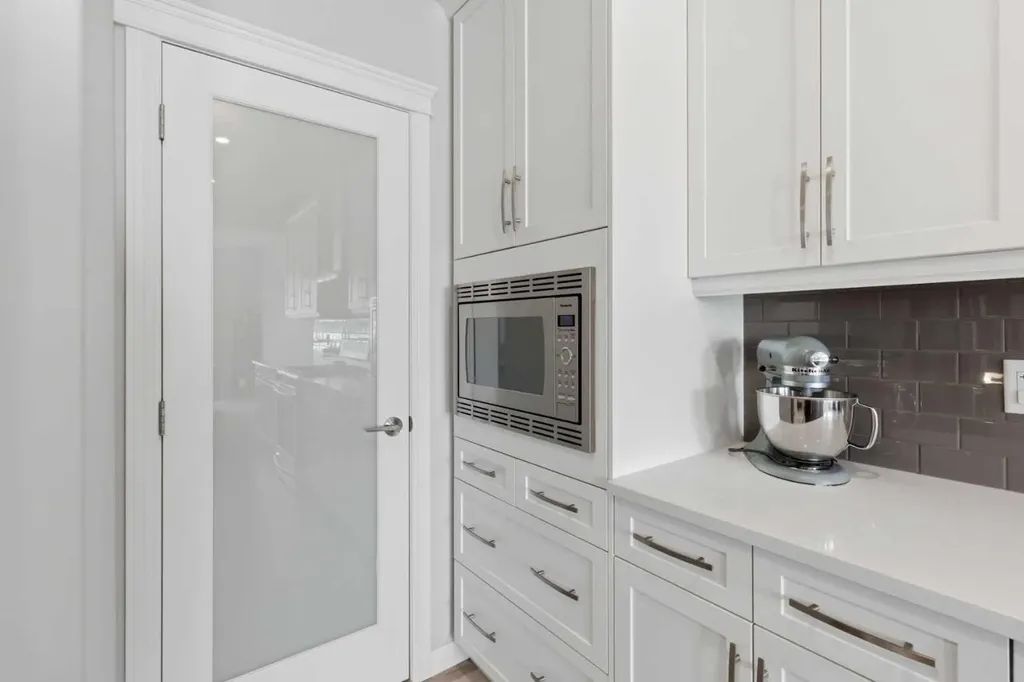 283 Nolanhurst Crescent NW Calgary AB T3R 0Z6