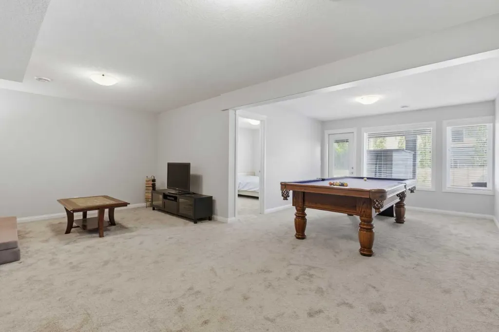 283 Nolanhurst Crescent NW Calgary AB T3R 0Z6