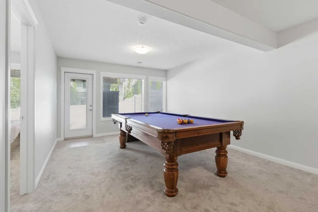 283 Nolanhurst Crescent NW Calgary AB T3R 0Z6