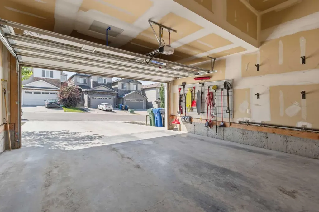 283 Nolanhurst Crescent NW Calgary AB T3R 0Z6