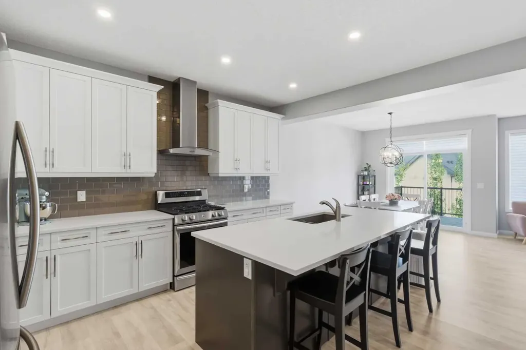 283 Nolanhurst Crescent NW Calgary AB T3R 0Z6