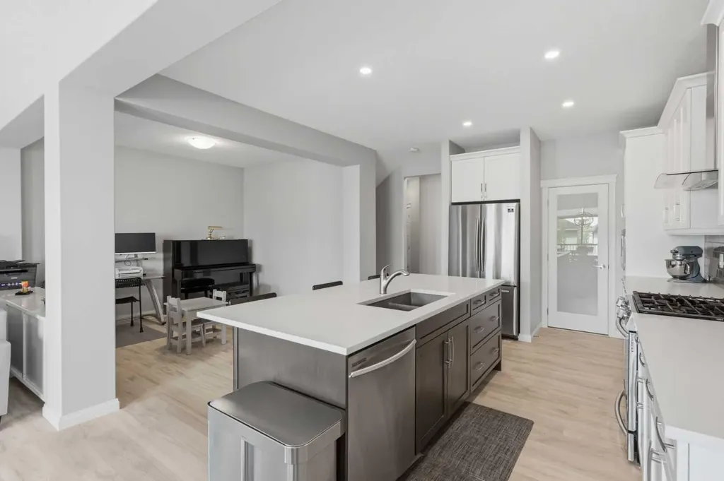 283 Nolanhurst Crescent NW Calgary AB T3R 0Z6