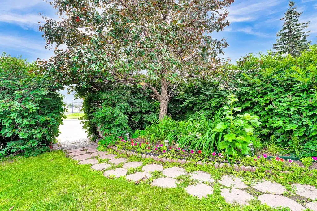 3722 Dover Ridge Drive SE Calgary AB T2B2C8