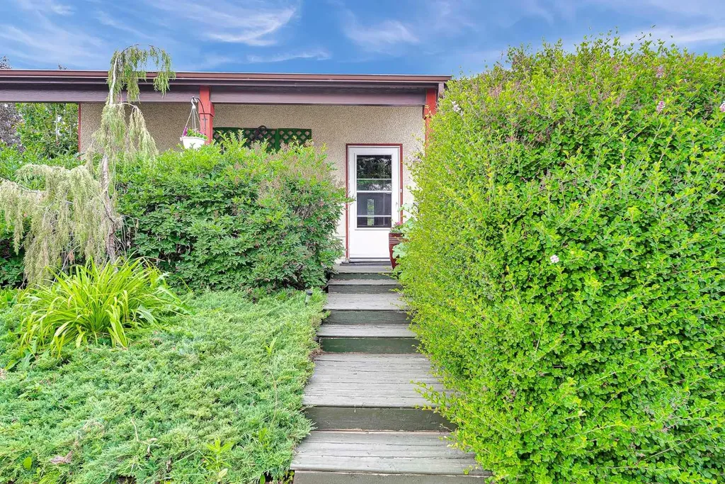 3722 Dover Ridge Drive SE Calgary AB T2B2C8