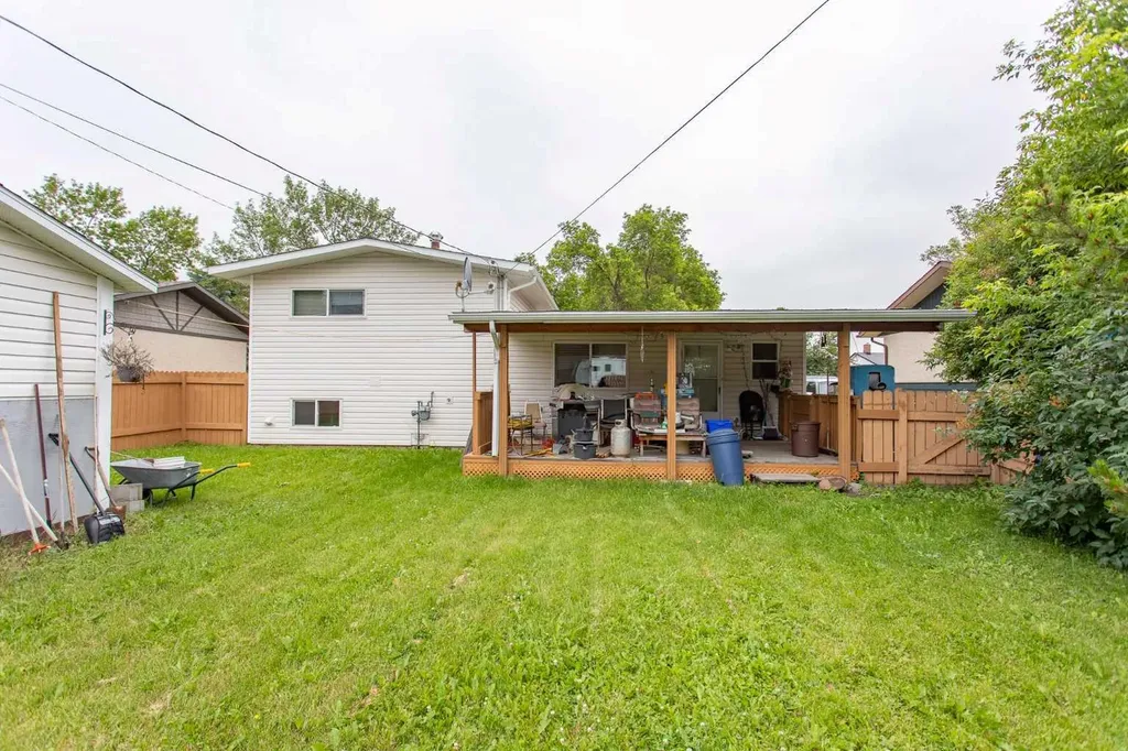 5246 47 Street Lacombe AB T4L 1H5