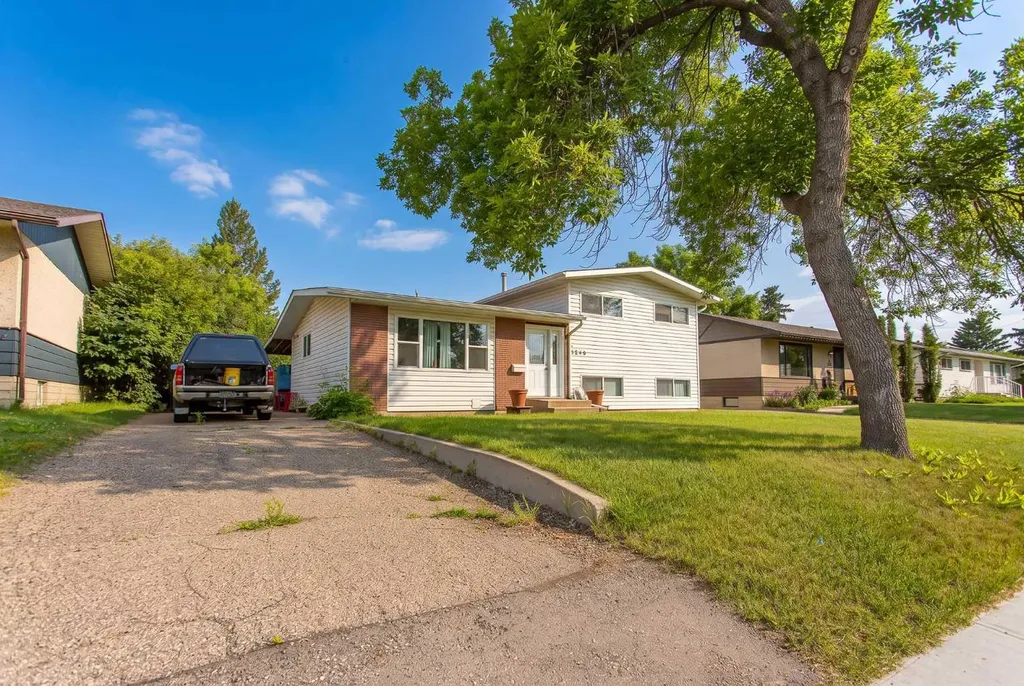 5246 47 Street Lacombe AB T4L 1H5