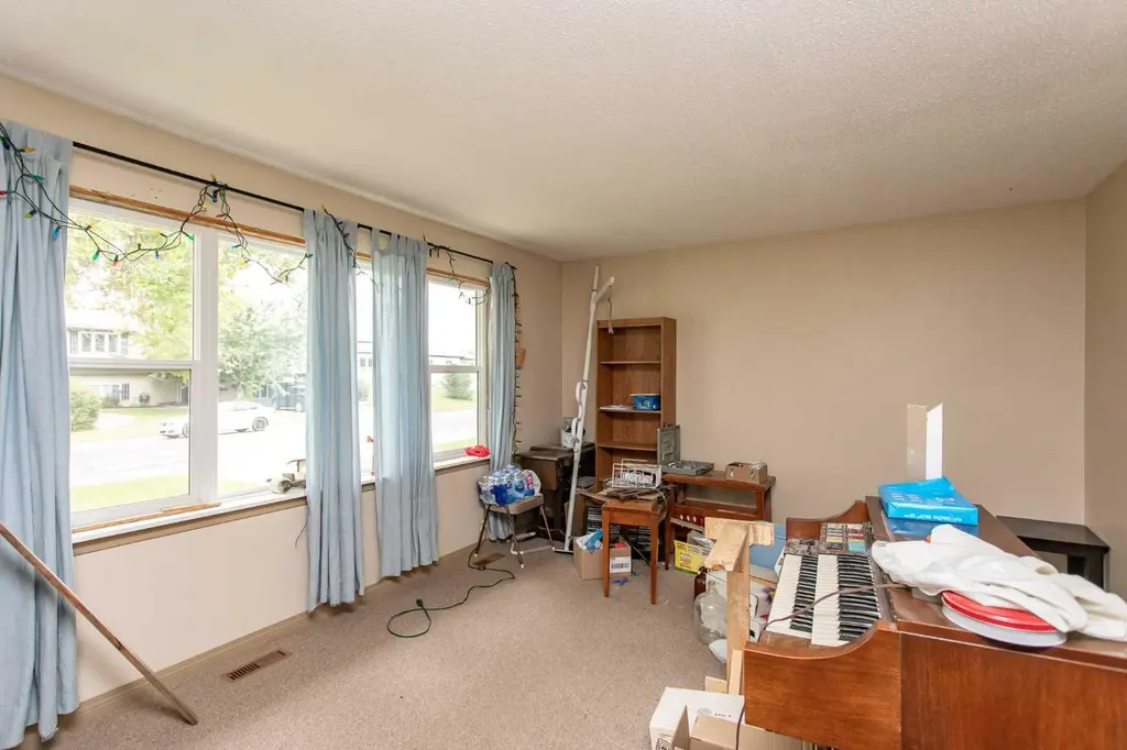 5246 47 Street Lacombe AB T4L 1H5
