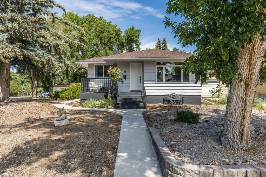 206 7 Street SE Medicine Hat AB T1A1J6