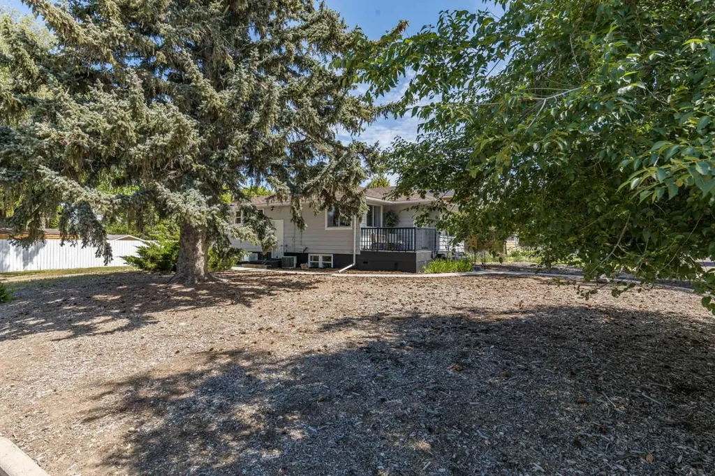 206 7 Street SE Medicine Hat AB T1A1J6