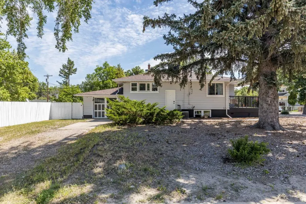 206 7 Street SE Medicine Hat AB T1A1J6