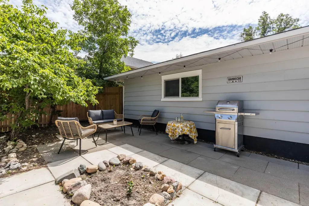 206 7 Street SE Medicine Hat AB T1A1J6